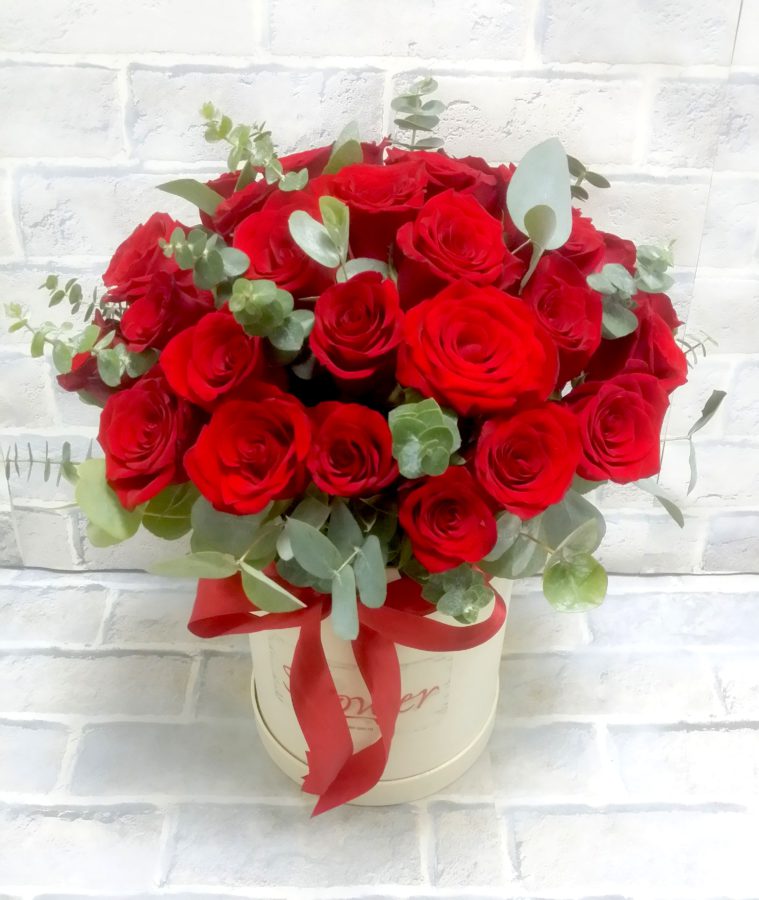 Купить розы в севастополе. Коробка красных роз и эвкалипт. Композиция с красной розой и эвкалиптом. Красные розы в коробке с эвкалиптом. 55 Красных роз с эвкалиптом.