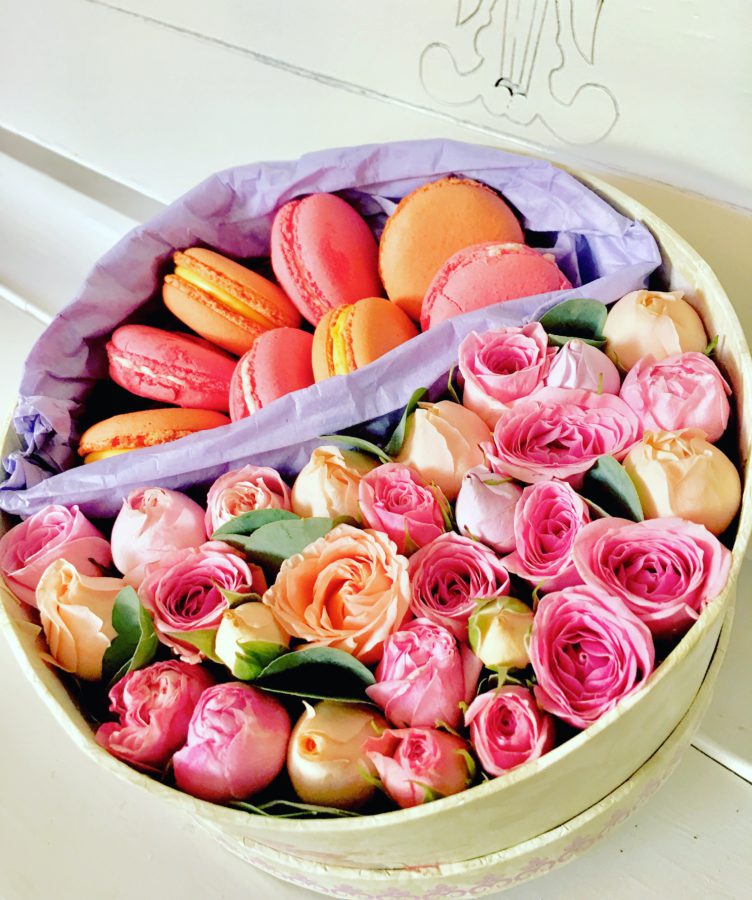 Моменты сладости. Цветы с макарунами в прозрачной коробке. Макаруны с цветами и ягодами коробке. Macarons в коробке. Сладкие моменты.